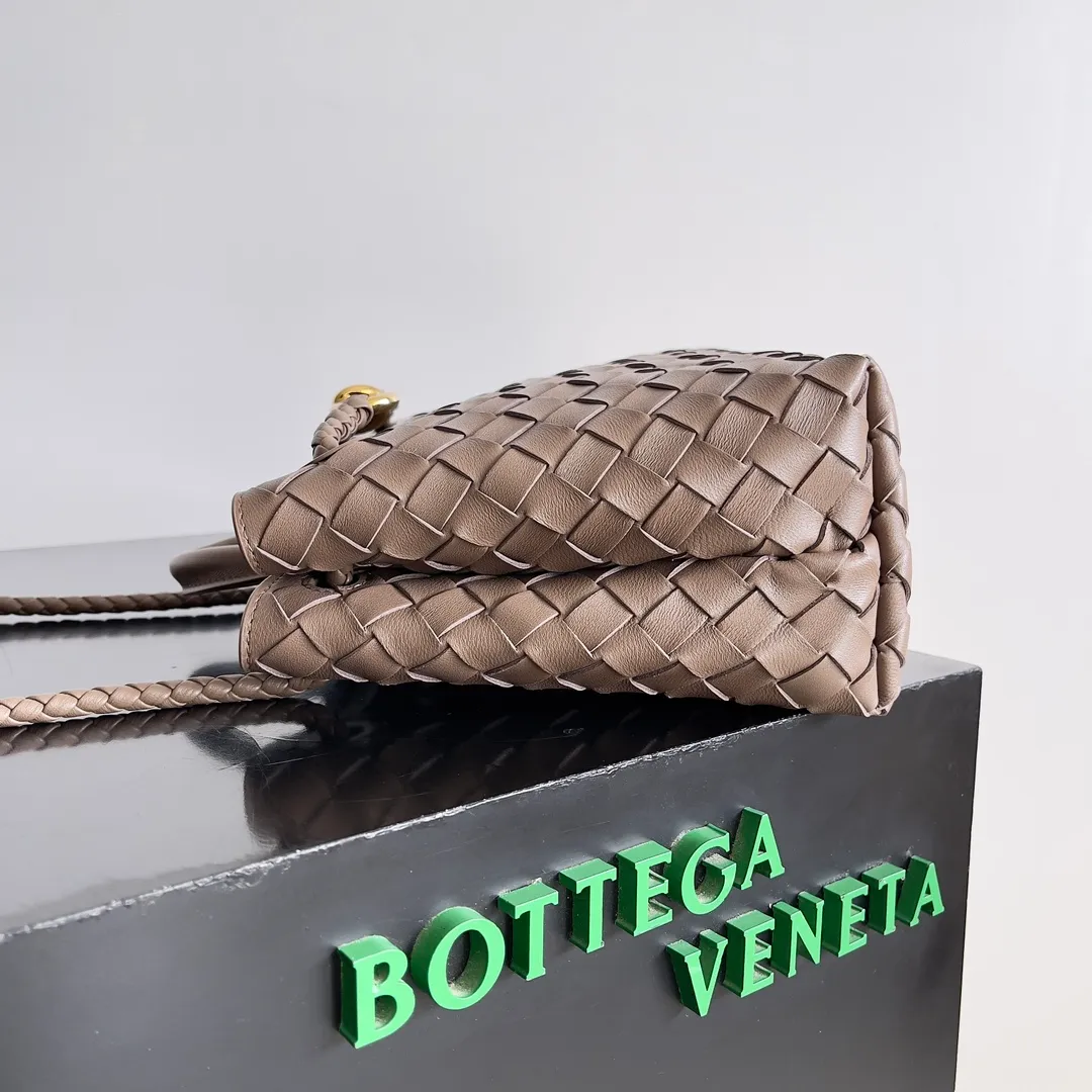 The 2023 new Andiamo batch of 1860 BV has been shipped‼ ️Really popular🔥The new Andiamo woven handbag launched by Bottega Veneta this season is really popular all over the world! ! Celebrities at home and abroad have worn it, and Oscar-winning actress Michelle Yeoh has taken it out on the street. Song Jia, Trai Yara, Yu Feihong, Sanji Ayaka, Rosie Hunting-Whiteley, Yoshioka Riho, etc. have all picked up this bag. It is classic and versatile, showing off its temperament, and the bag capacity is also large, which is very convenient for daily commuting! ! A variety of carrying methods, the shoulder straps can be adjusted by yourself, the original lambskin feels soft and delicate, and the neutral style is made to break gender boundaries and bring a more practical and longer-lasting use experience. Andiamo, which has both elegant and casual styles, perfectly interprets the true appearance of "fashionable old money style". Style number: 743568 Size: 25*22*10.5cm